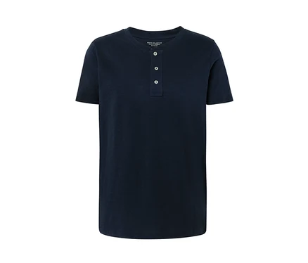 Un henley à manches courtes bleu marine.