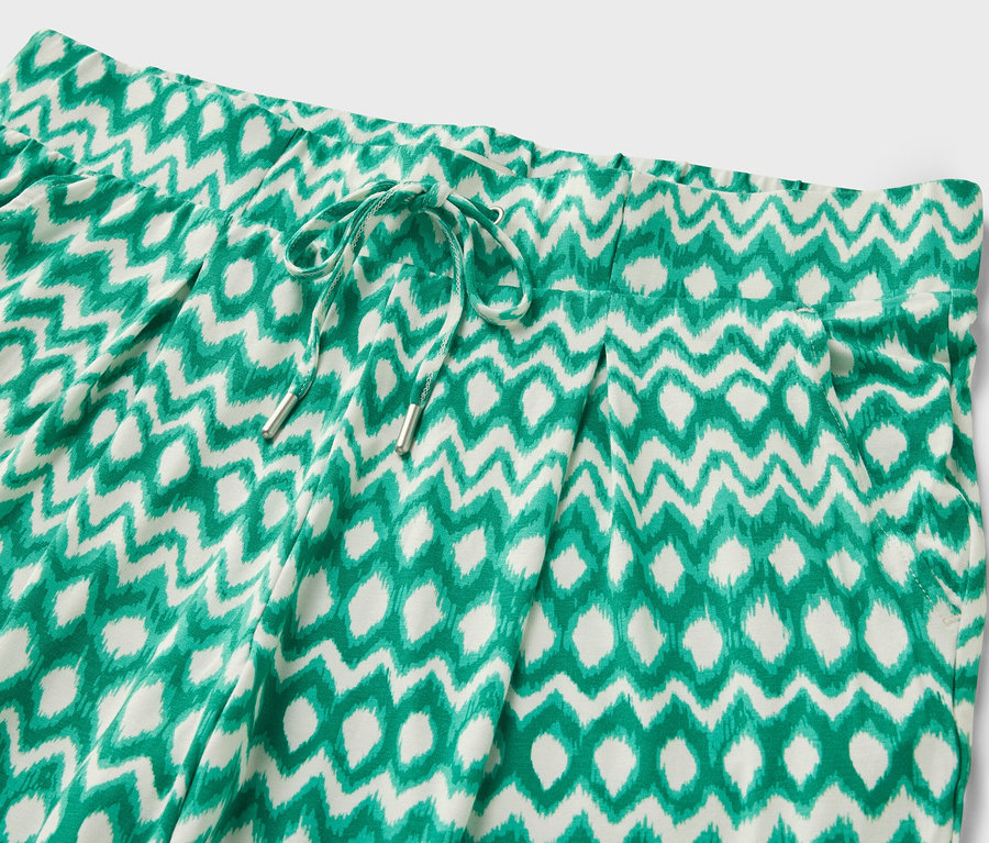 Détail d'un pantalon 3/4 en jersey imprimé.