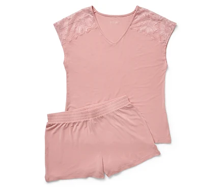 Ensemble de pyjama rose avec manches en dentelle et short.