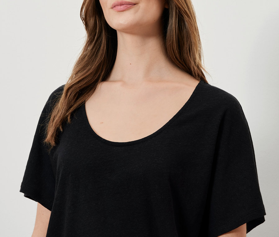 Femme portant un t-shirt noir en lin mélangé.