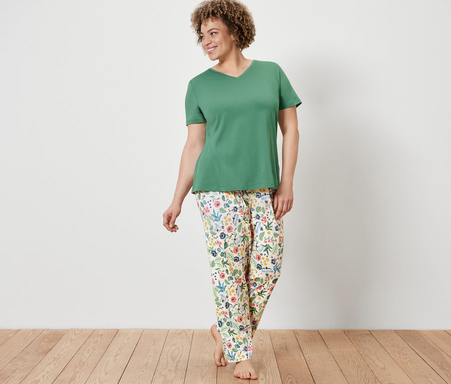 Femme portant un ensemble pyjama.