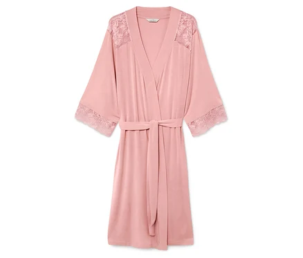Peignoir rose avec de la dentelle sur les manches et les épaules, avec une ceinture à nouer, sur un fond blanc.