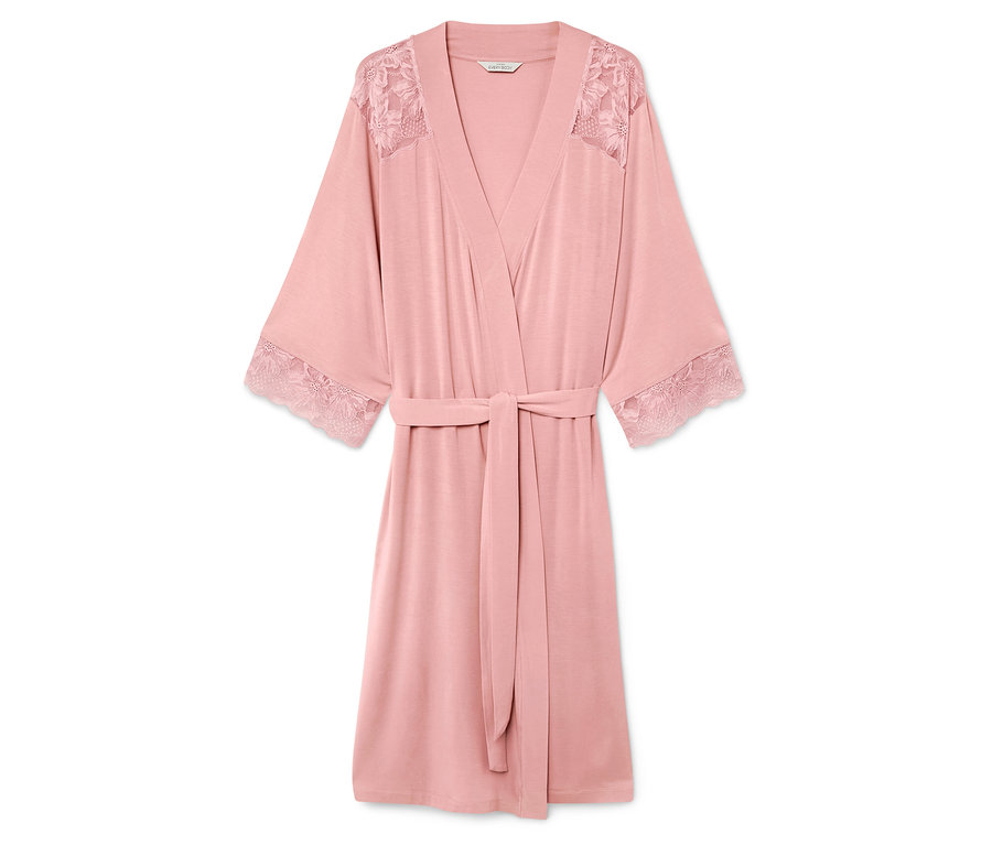 Peignoir rose avec de la dentelle sur les manches et les épaules, avec une ceinture à nouer, sur un fond blanc.