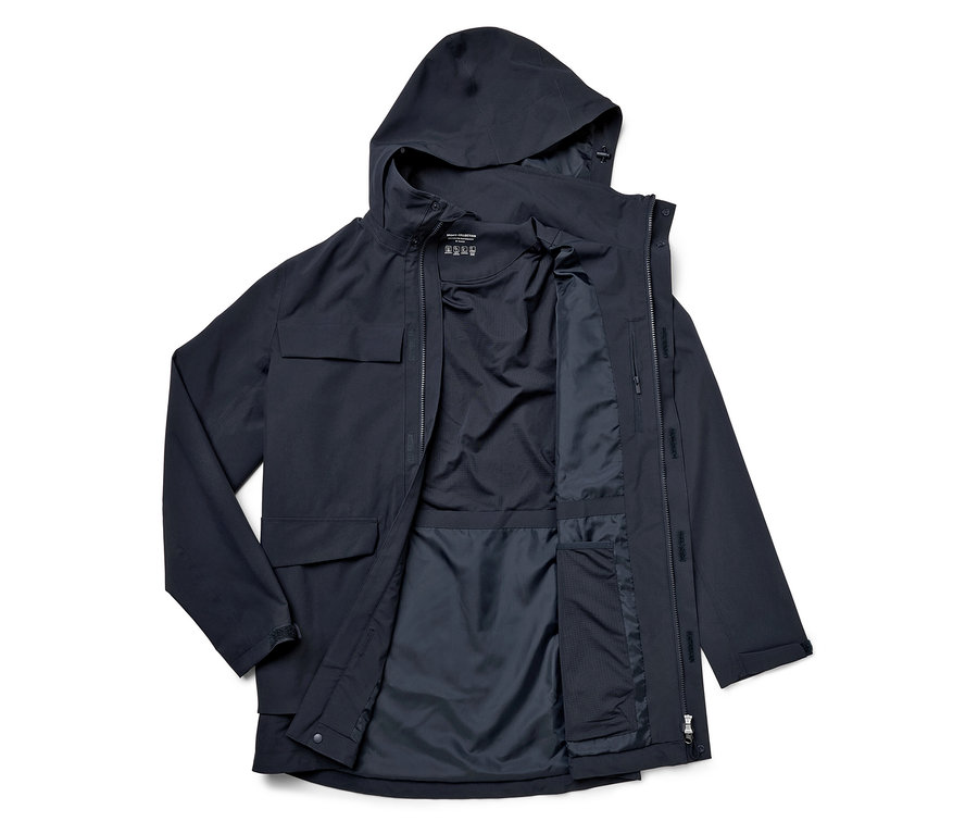 Veste bleu foncé ouverte avec capuche et poches.