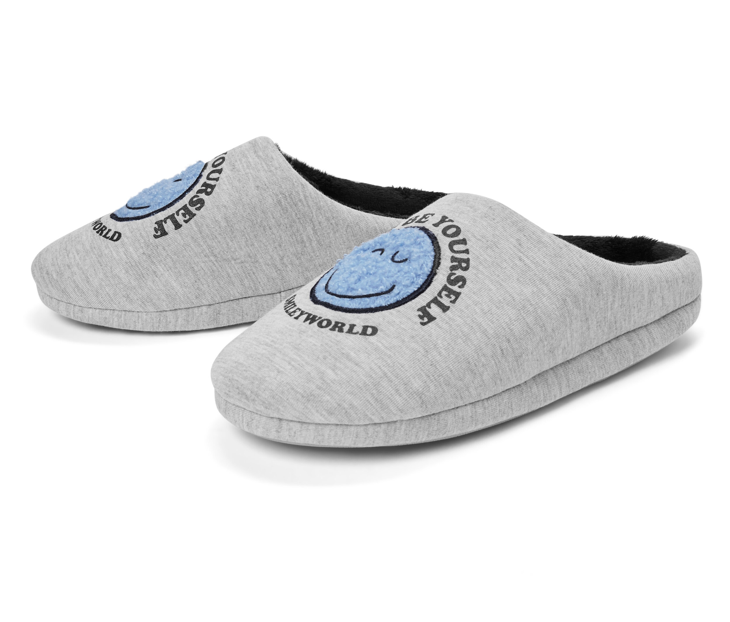 Deux chaussons gris avec un smiley bleu et l'inscription "Be Yourself" et "Smileyworld".