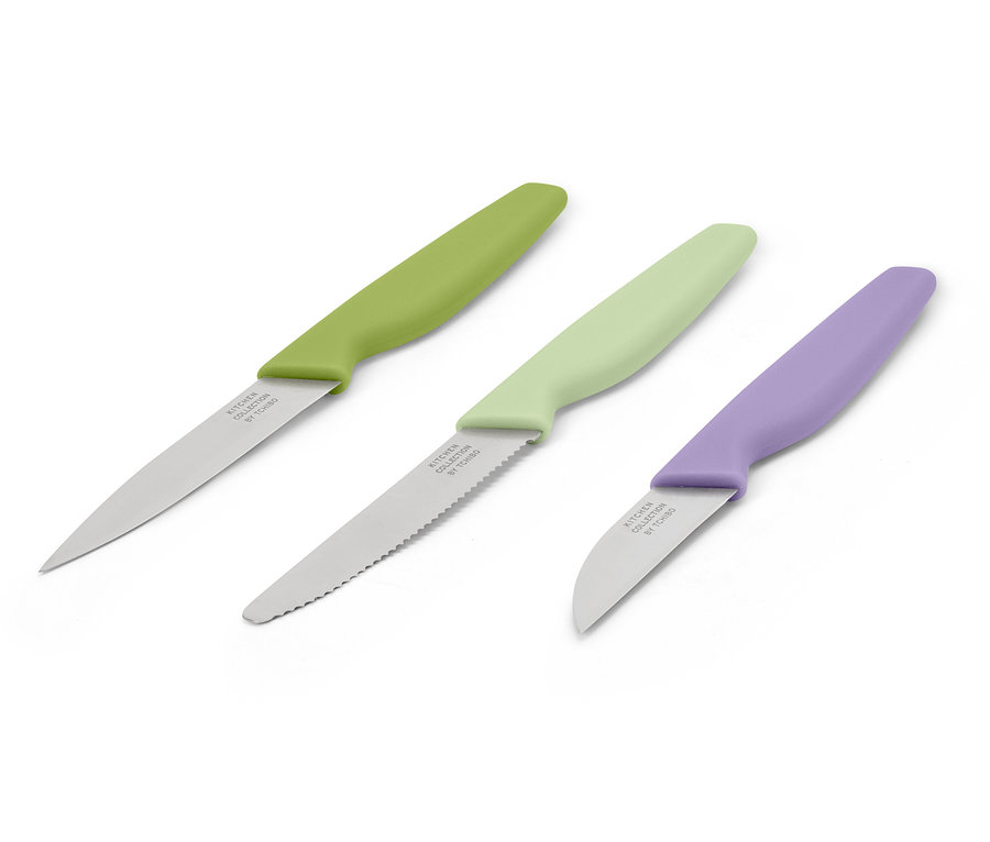 Trois couteaux avec des manches colorés sont posés sur un fond blanc.