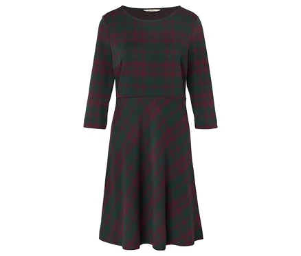Robe verte à carreaux avec des manches trois-quarts.