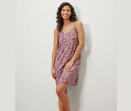 Femme posant en chemise de nuit à bretelles avec un motif cachemire.