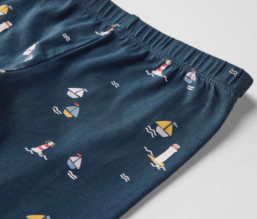 Gros plan sur un lot de 5 leggings 3/4 pour enfant, motif marin.