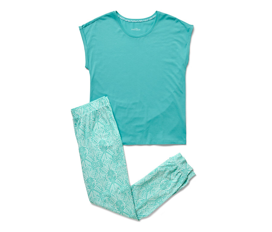 Ensemble pyjama turquoise comprenant un haut court et un pantalon long à motifs.
