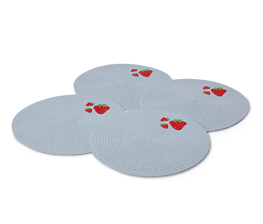 Quatre sets de table bleu clair avec des motifs de fraises.
