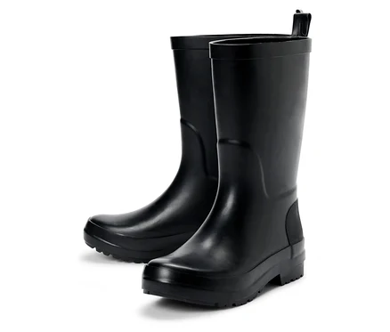 Deux bottes de pluie noires pour enfants.