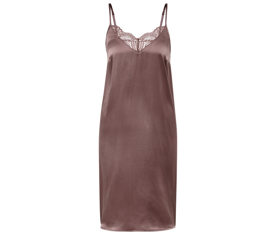 Une robe nuisette marron satinée avec de la dentelle.
