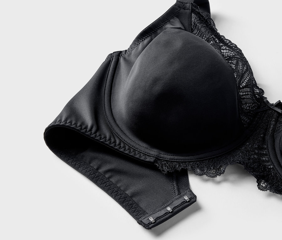 Gros plan d'un soutien-gorge minimiseur noir avec de la dentelle.