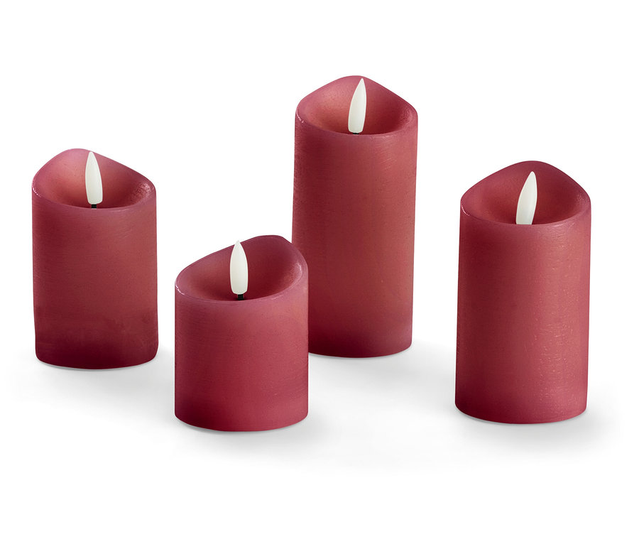 Quatre bougies LED rouges de différentes hauteurs sur fond blanc.