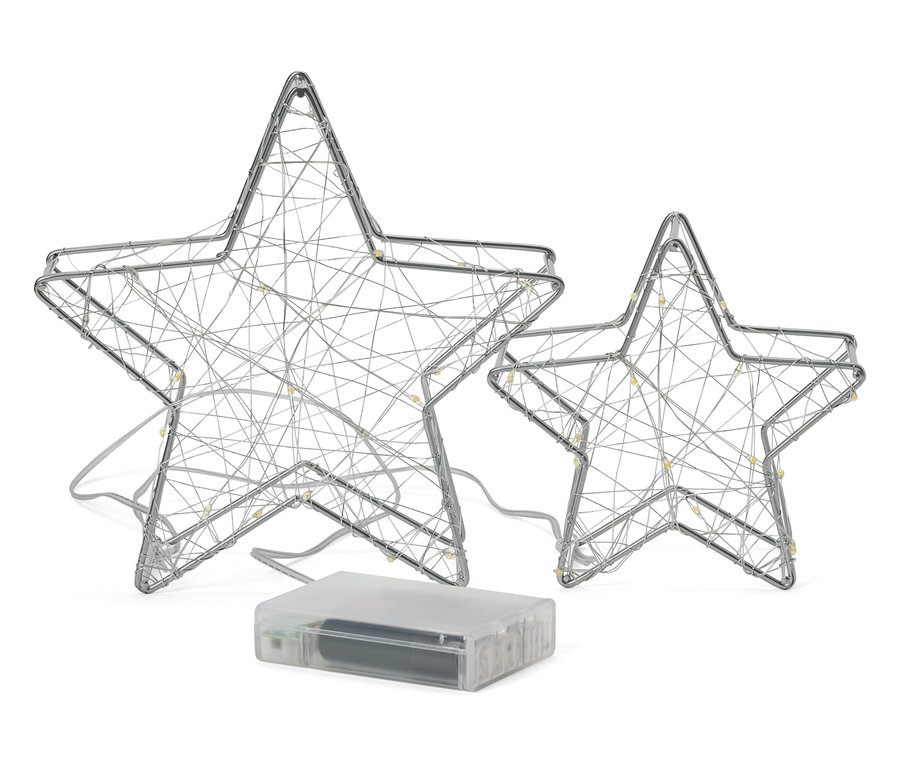 Deux étoiles en fil de fer argentées avec de petites lumières et un boîtier de batterie transparent sur fond blanc.