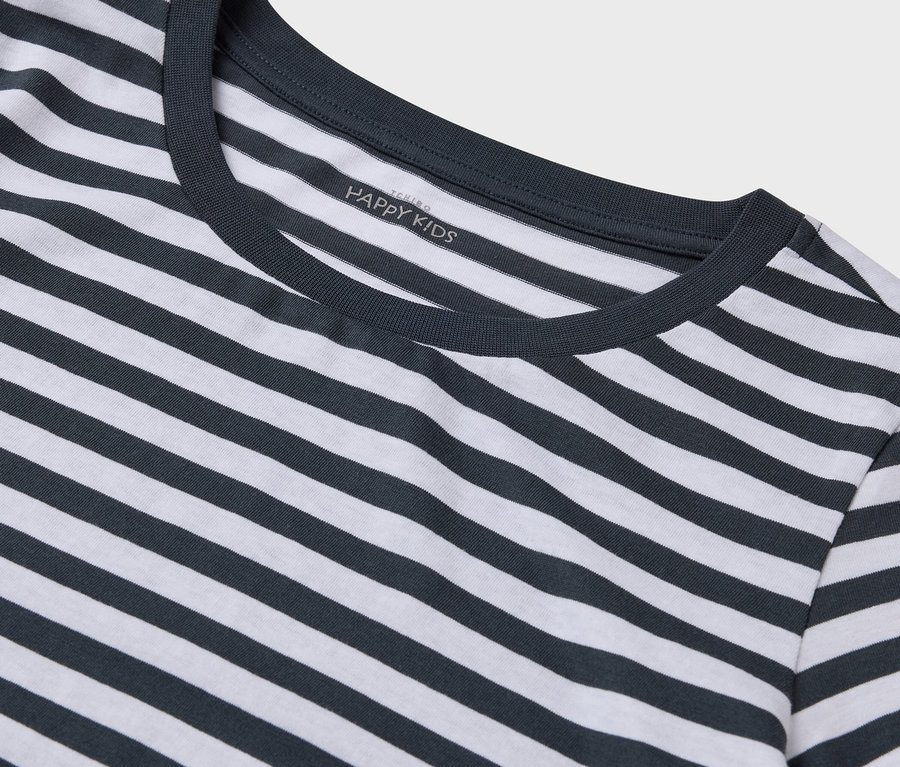 Gros plan sur un t-shirt rayé Happy Kids avec un col bleu foncé.