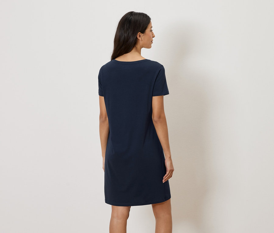 Vue de dos d'une femme aux cheveux foncés portant une robe t-shirt bleu marine.