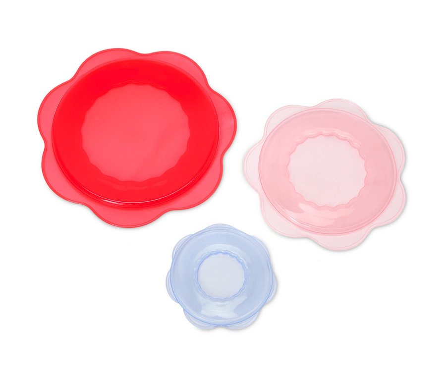 Trois couvercles en silicone rouge, rose et bleu.