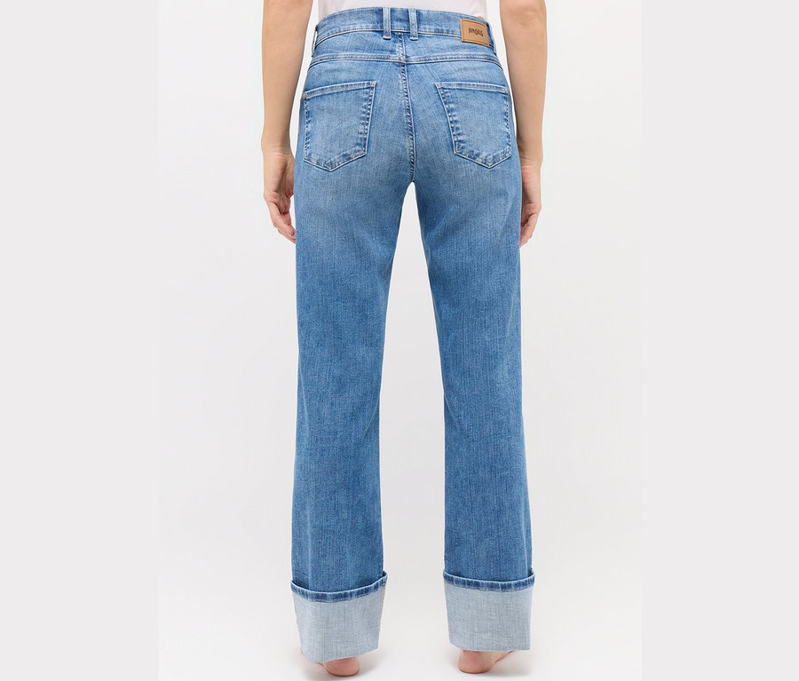 Vue arrière d'une femme portant un jean bleu clair Angels « Lara » coupe droite avec revers.