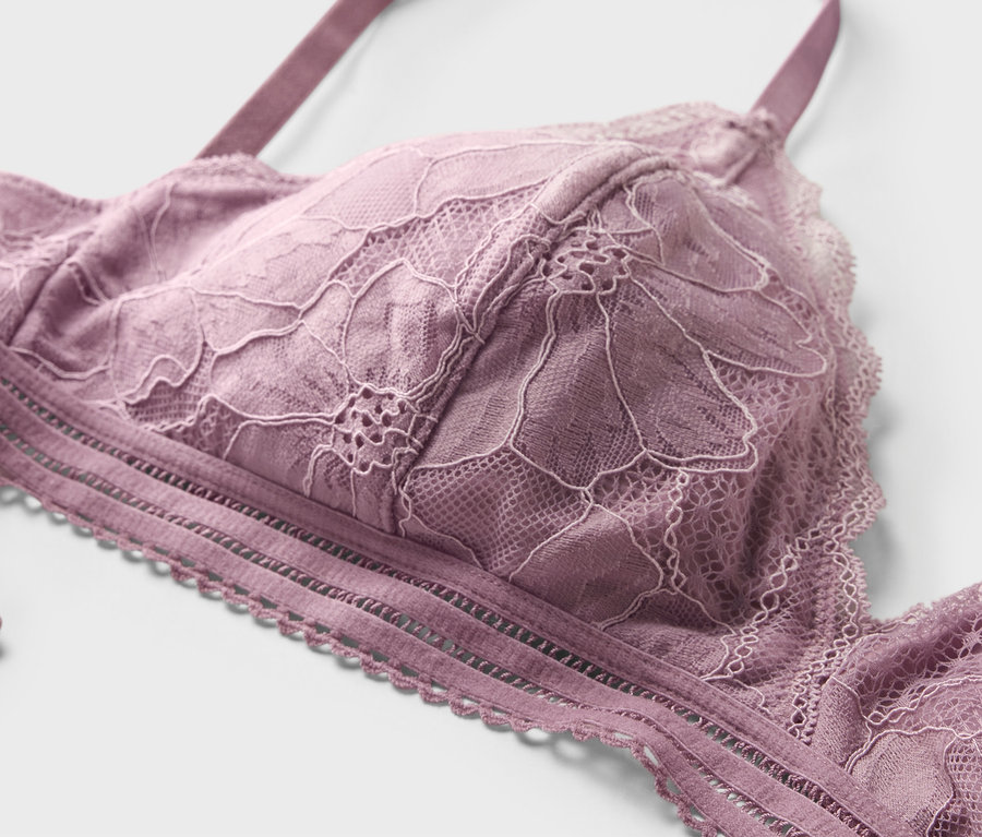 Détail d'un soutien-gorge en dentelle violet.
