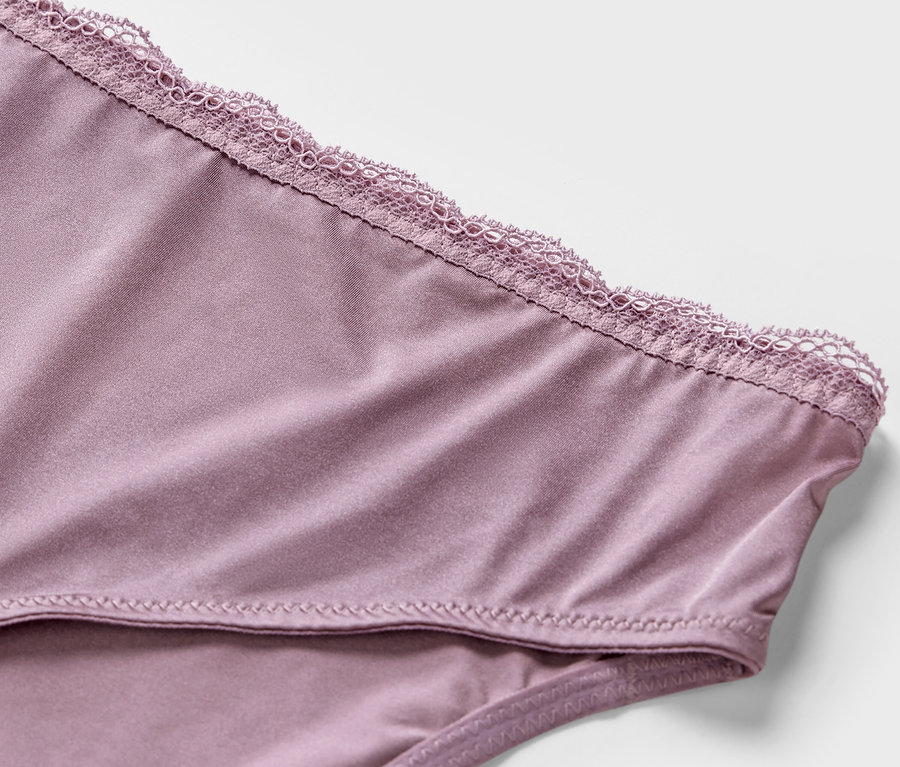 Gros plan sur 2 slips mauves avec de la dentelle.