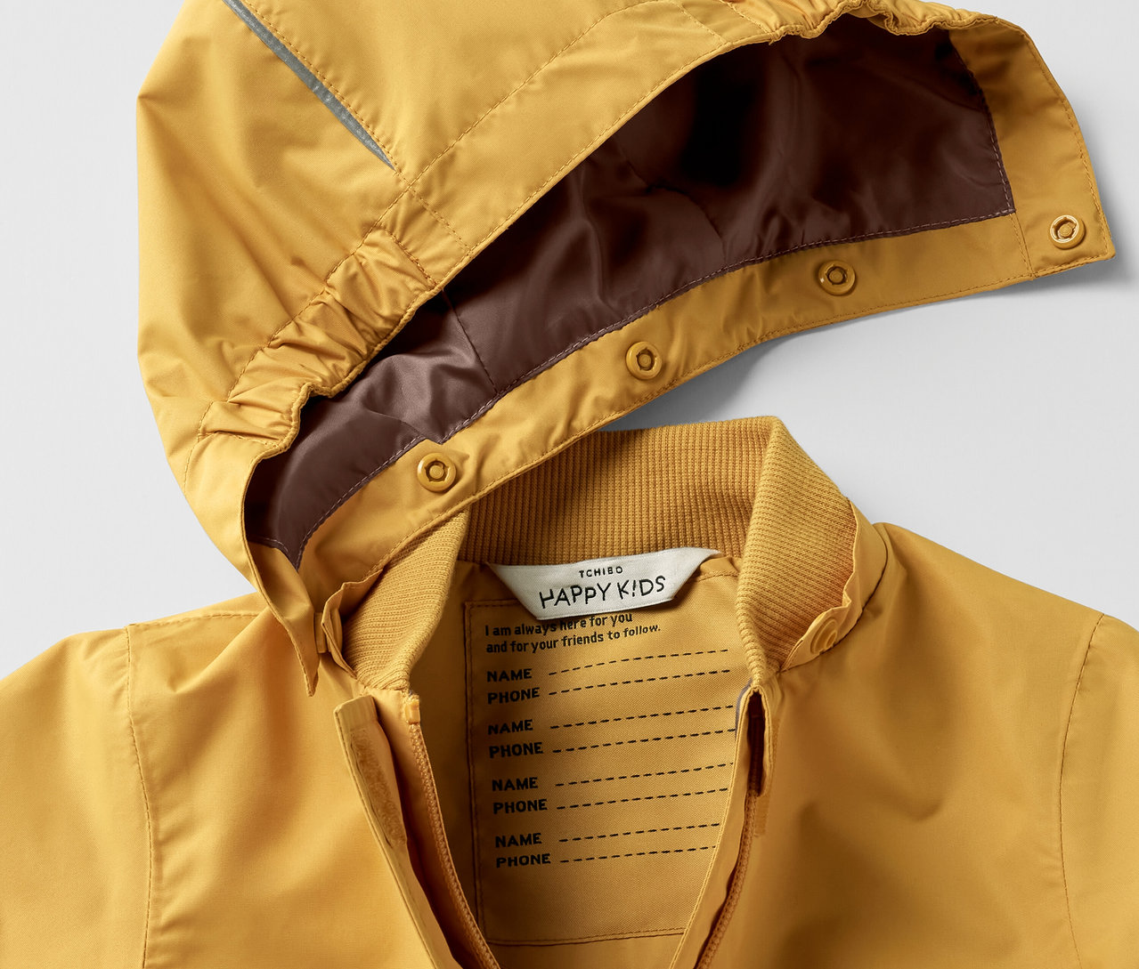 Gros plan sur une combinaison de pluie jaune pour enfant avec capuche.