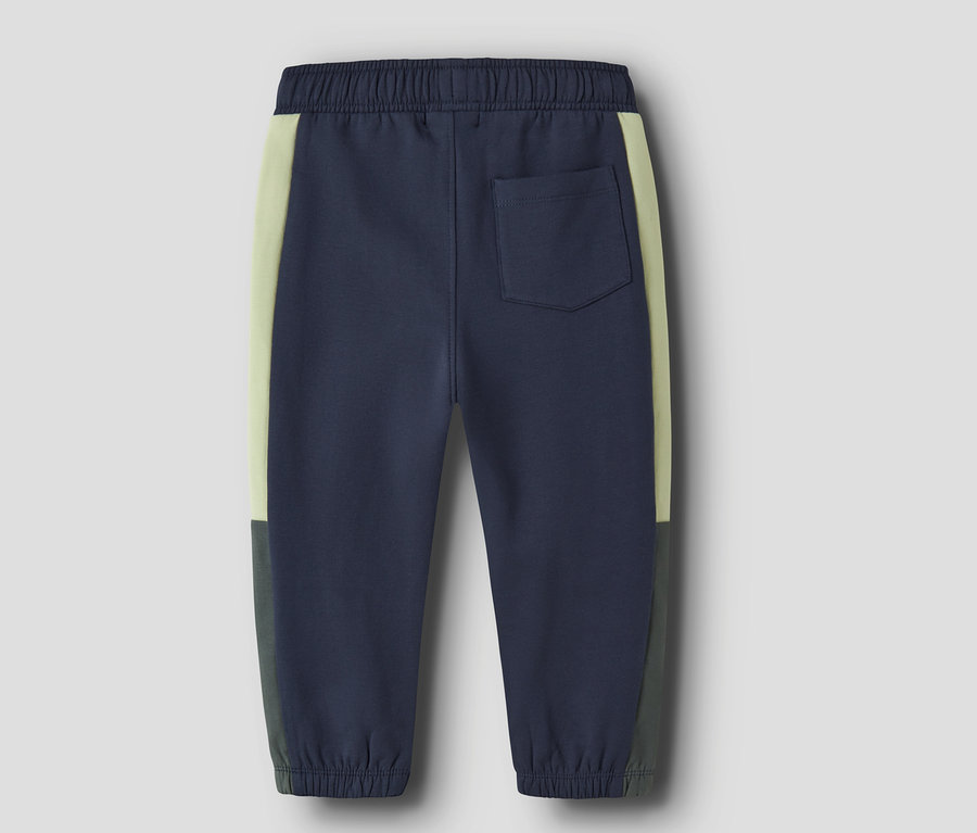 Gros plan sur l'arrière d'un pantalon de survêtement NAME IT bleu marine avec un motif colorblock.