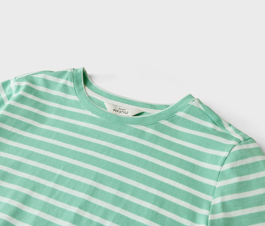 Gros plan d'un t-shirt à rayures vert menthe et blanches.