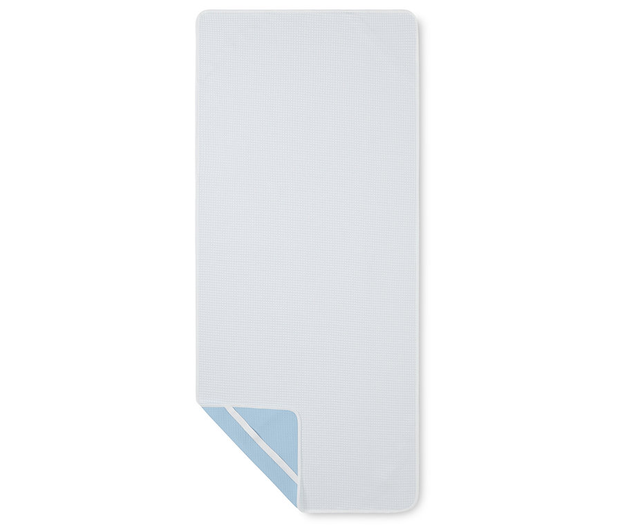 Une housse de matelas à langer blanche avec un coin replié révélant un dessous bleu clair.