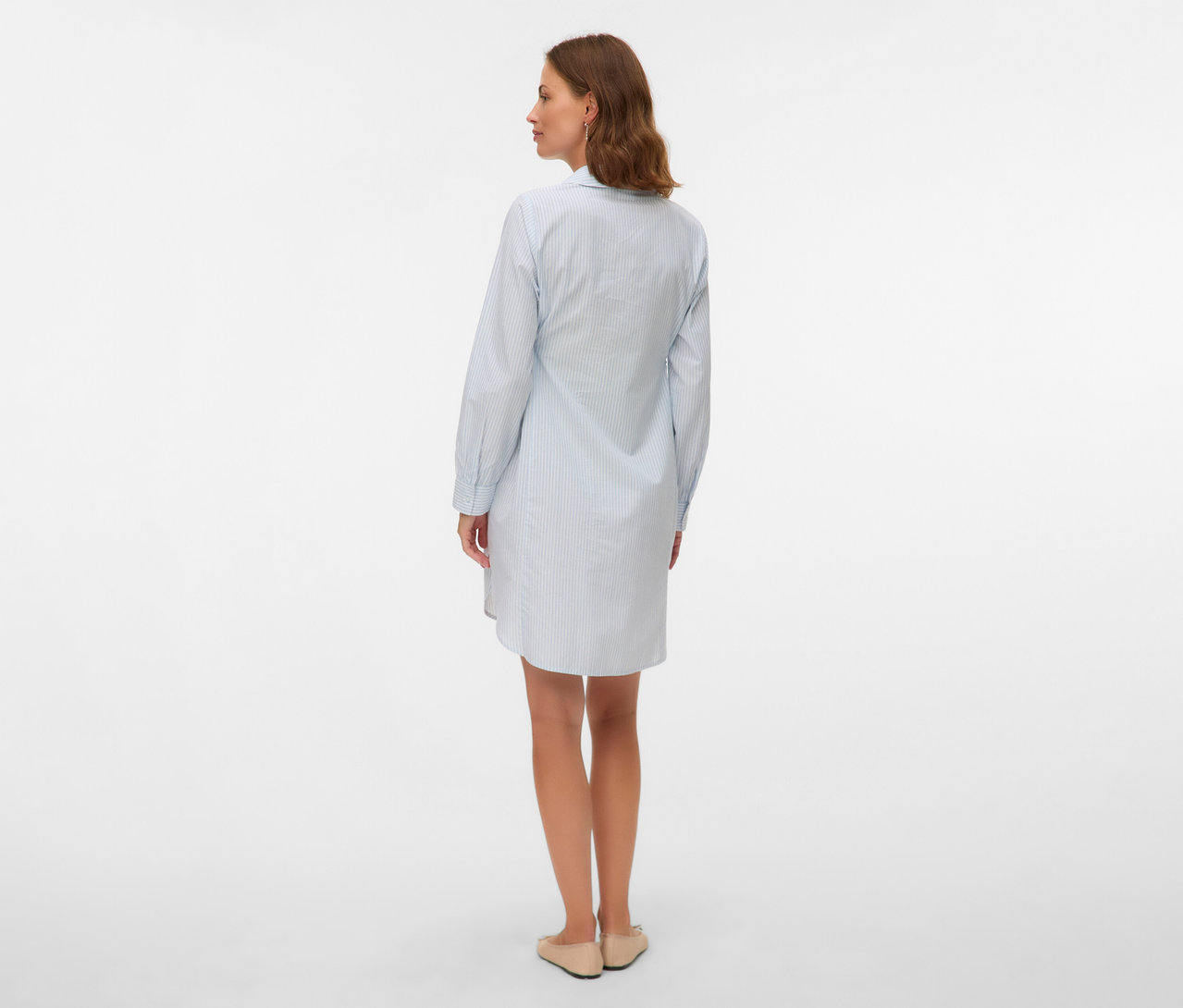 Femme vue de dos portant une robe chemise MAMALICIOUS «
MLLETICIA LIA
» à rayures bleu clair et des chaussures beiges.