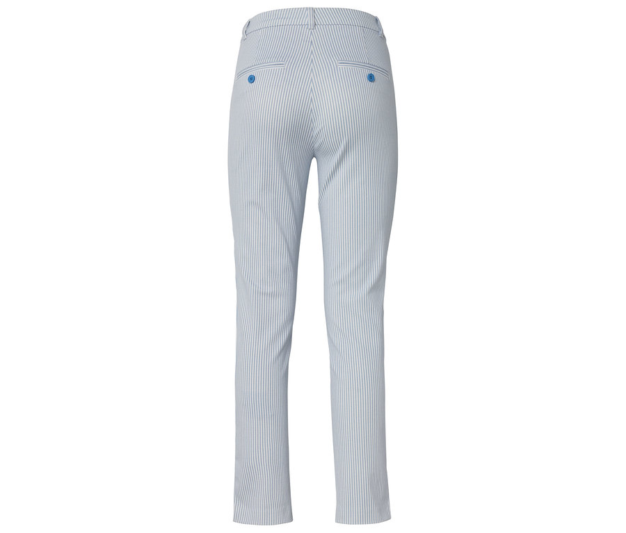 Vue arrière d'un pantalon rayé bleu clair et blanc avec des boutons bleus.