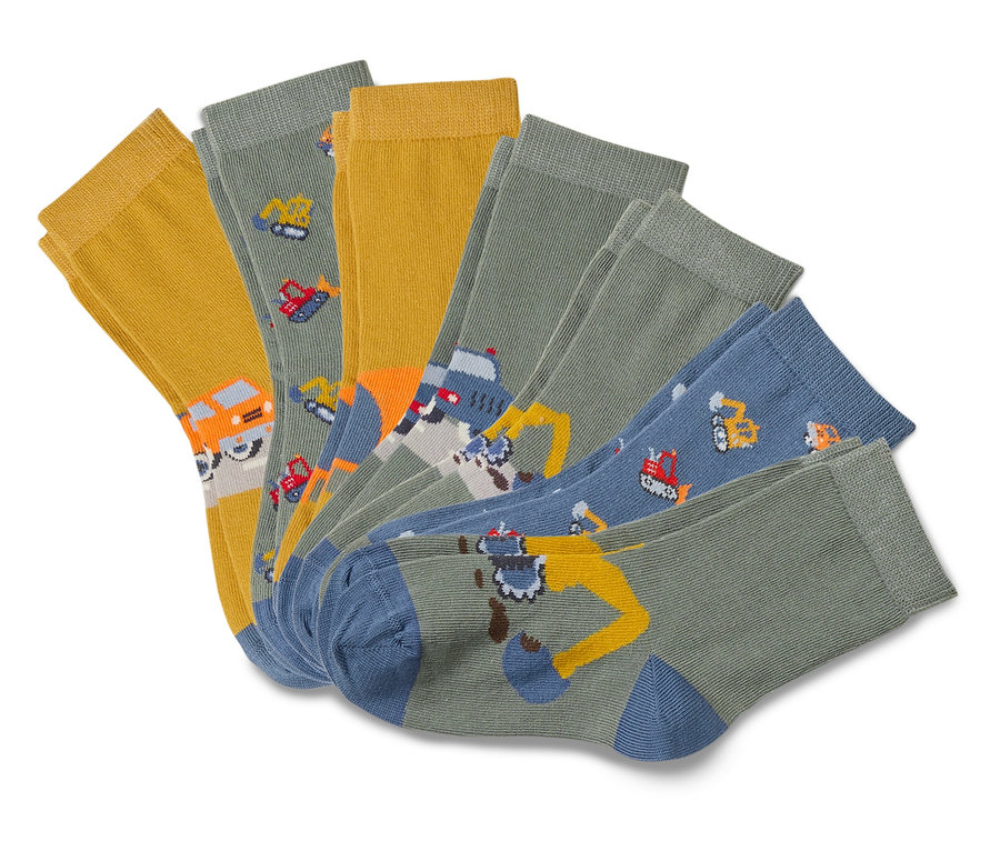 Plusieurs paires de chaussettes pour enfants avec des motifs de chantier.