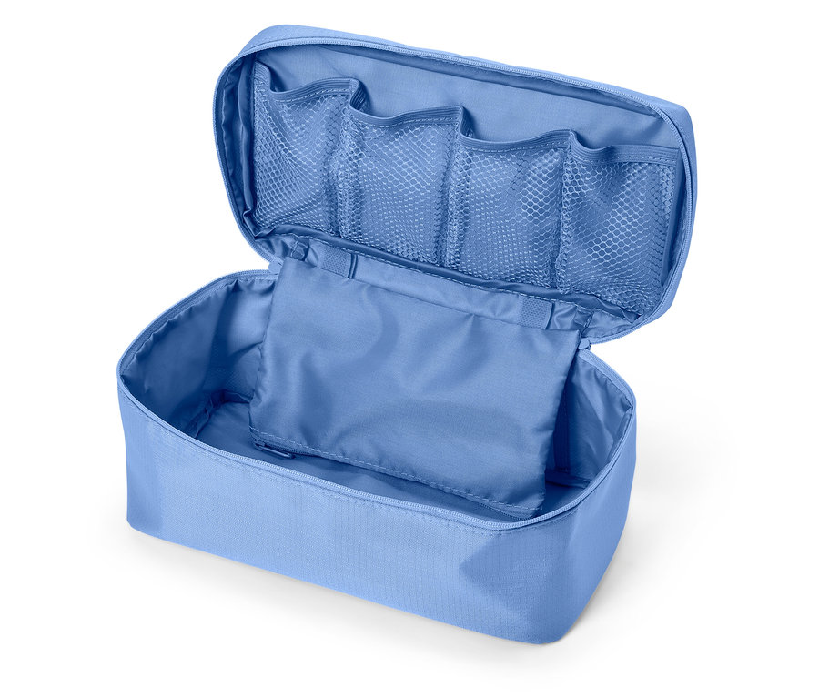 Trousse de toilette ouverte bleu clair avec plusieurs poches en filet dans le couvercle.
