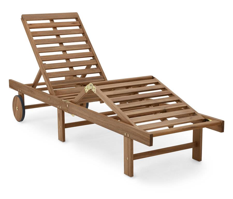 Chaise longue en bois marron avec dossier réglable et roues.