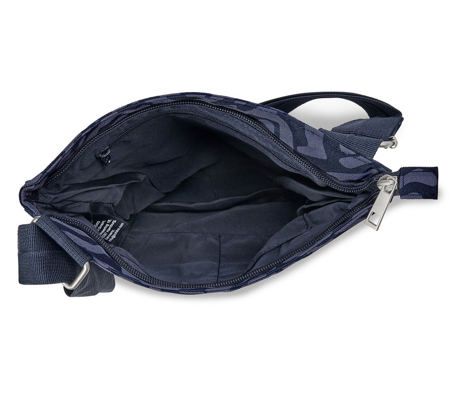 Un sac ouvert bleu marine camouflage posé sur une surface blanche.