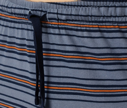 Gros plan d'un set shorty SCHIESSER à rayures bleues, bleu foncé et orange avec un cordon de serrage.