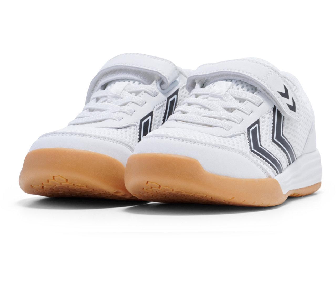 Deux chaussures blanches Multiplay Flex VC JR hummel® avec fermeture velcro et semelle marron côte à côte.