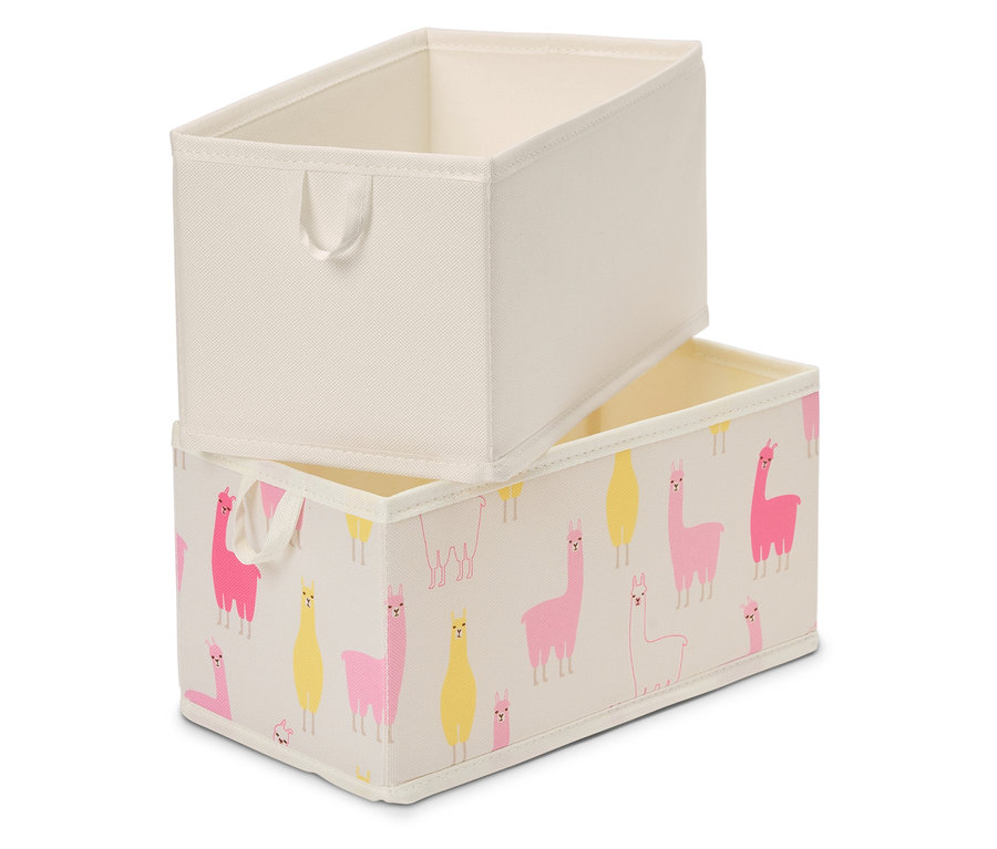 Deux boîtes de rangement rectangulaires sont empilées l'une sur l'autre. La boîte supérieure est de couleur beige unie, la boîte inférieure est imprimée de lamas roses et jaunes sur un fond beige.