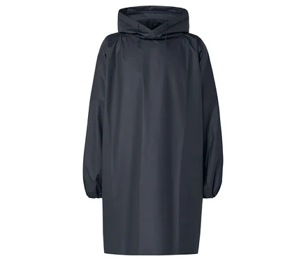 Poncho de pluie bleu marine à capuche, isolé sur fond blanc.