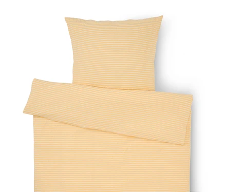 Linge de lit rayé jaune et blanc avec taie d'oreiller et couette partiellement repliée.