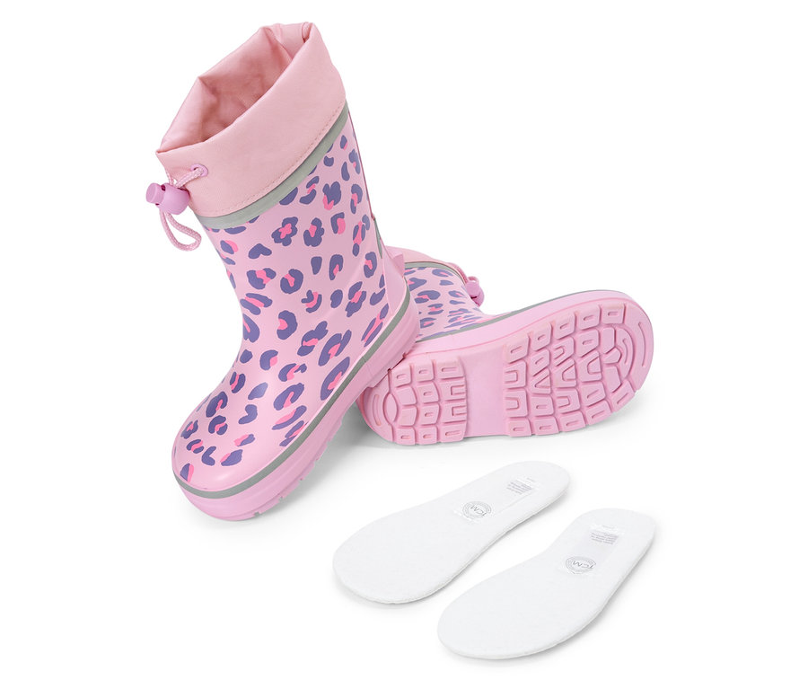 Une paire de bottes de pluie roses à motif léopard et une paire de semelles intérieures blanches sont posées sur un fond blanc.