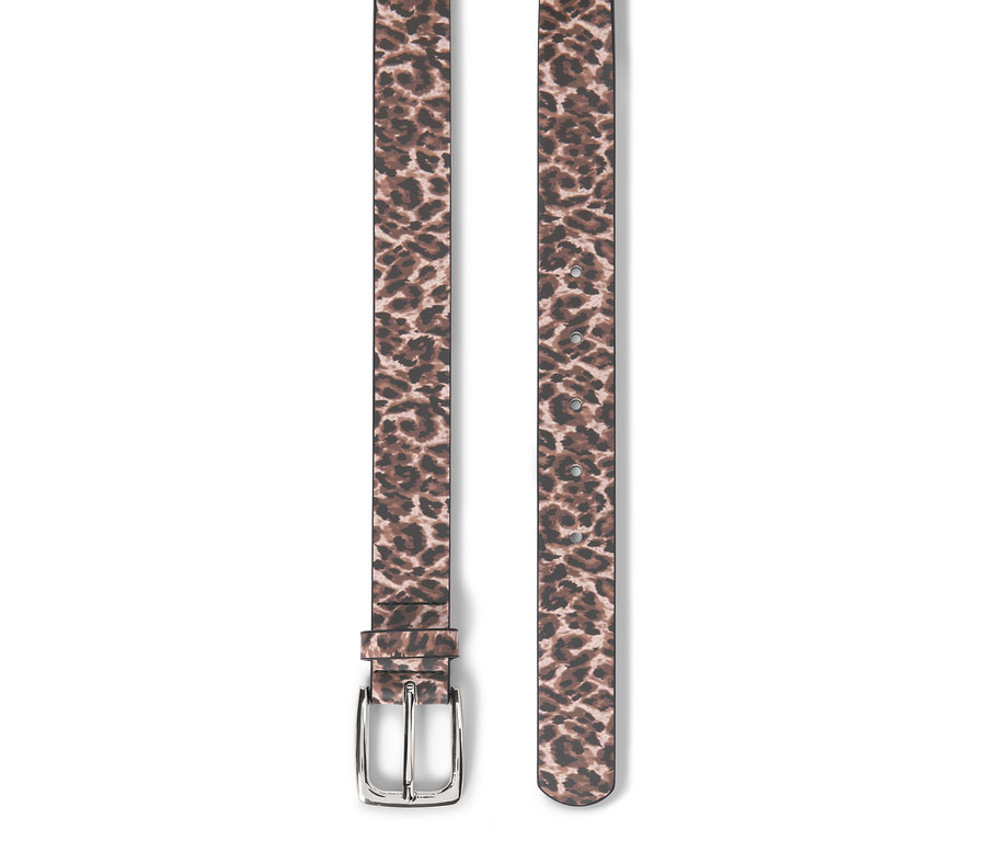 Une ceinture en cuir à motif léopard avec une boucle argentée est posée sur un fond blanc.