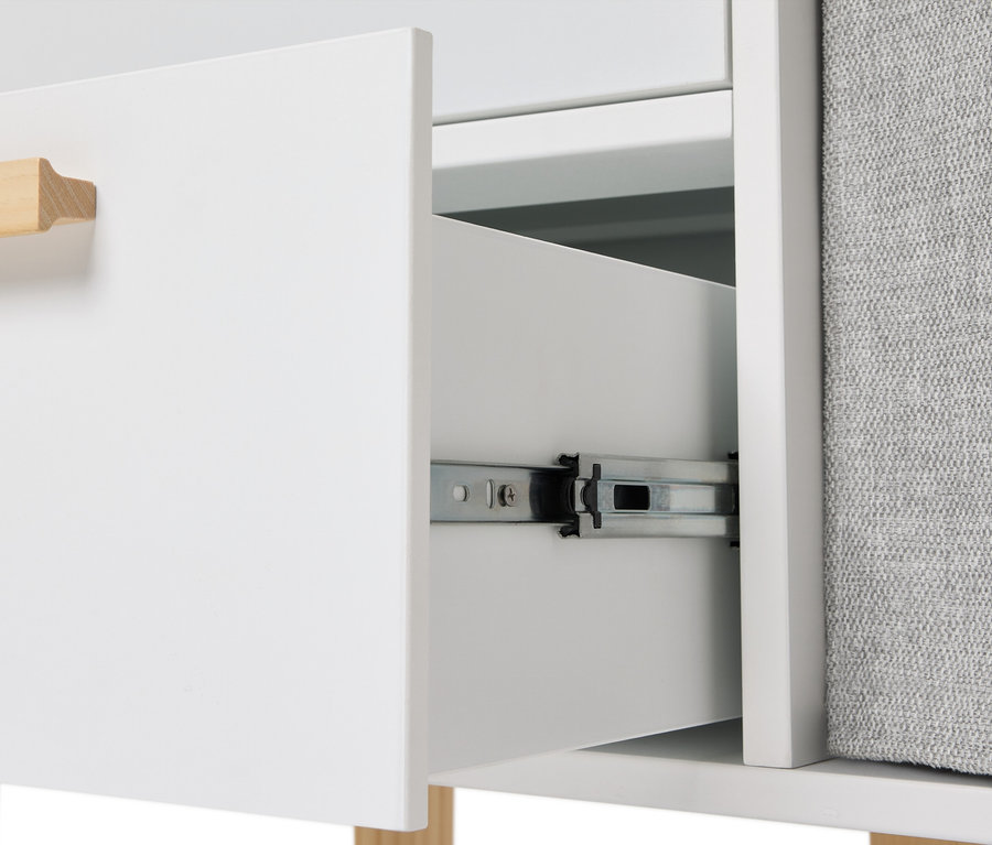 Gros plan d'une armoire blanche partiellement ouverte avec une poignée en bois marron clair et un insert en tissu gris.