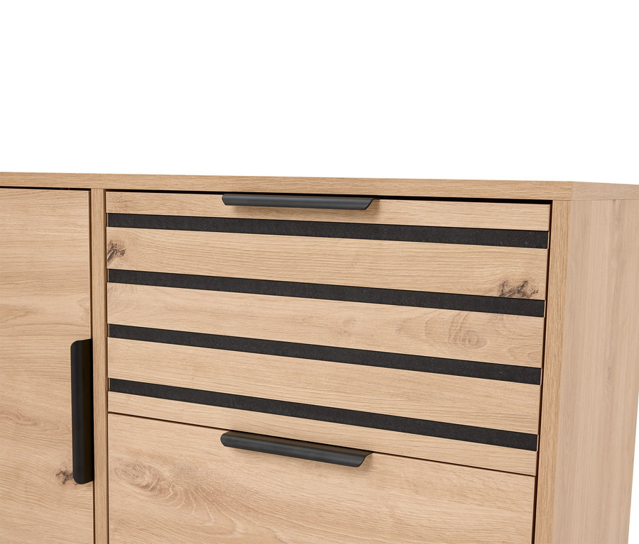 Gros plan d'une armoire en bois brun clair avec des poignées noires et des accents horizontaux.