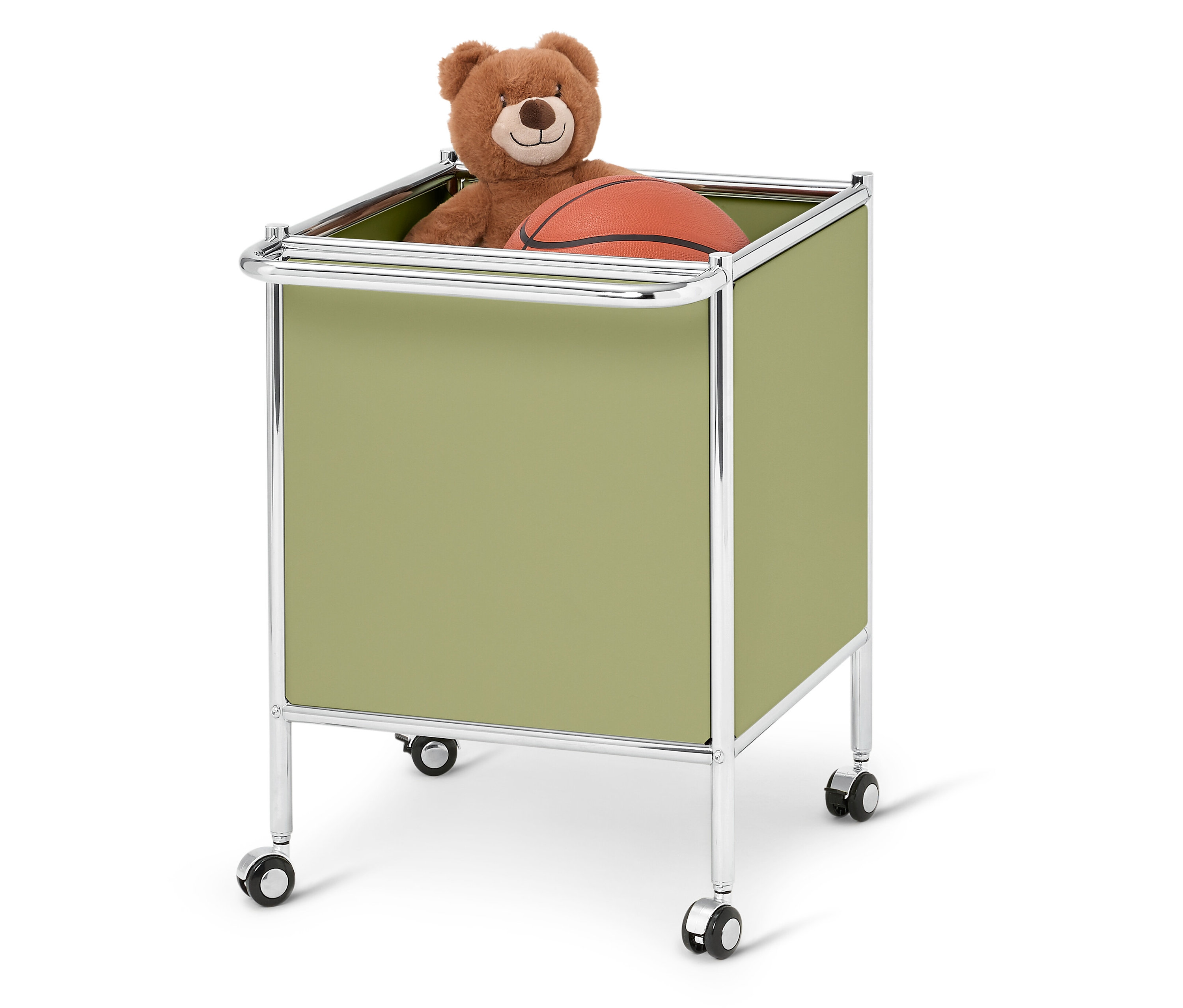 Un ours en peluche et un ballon de basket dans un conteneur à roulettes vert olive.