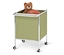 Un ours en peluche et un ballon de basket dans un conteneur à roulettes vert olive.