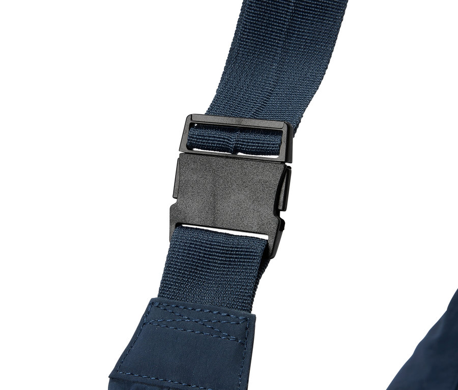 Gros plan d'une sangle bleu marine avec une fermeture à boucle noire sur fond blanc.