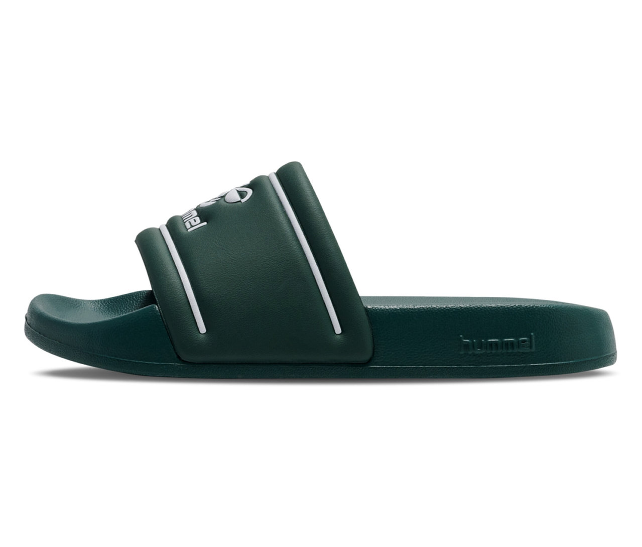 Une unique tong de bain hummel® Pool Slide JR verte est posée sur le côté. Elle a des détails blancs.