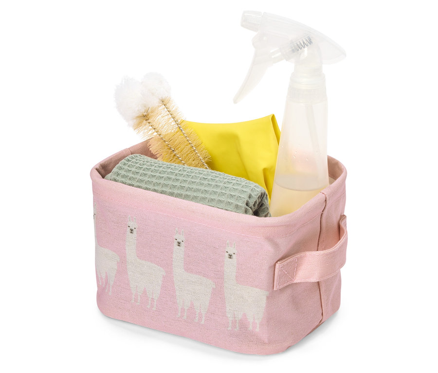 Un panier rose à motif lama rempli d'articles de nettoyage, dont une brosse, un chiffon jaune, un chiffon vert et un vaporisateur.